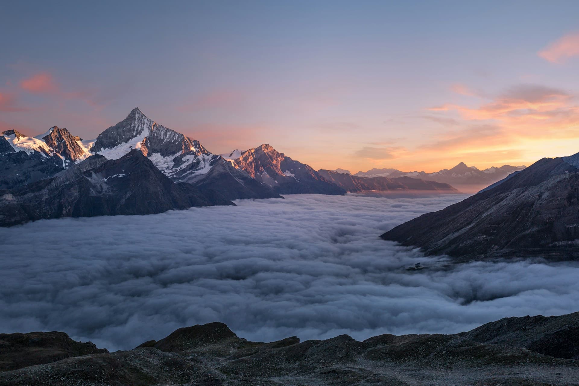 雲霧繚繞的山間小徑